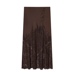 Jupe mi-longue élégante en satin marron foncé avec patchwork de dentelle délicate
