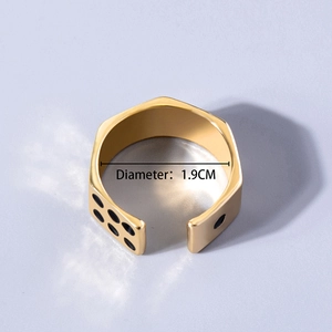 Makroaufnahme des goldenen Würfelrings mit 1,9 cm Durchmesser und Metallstruktur