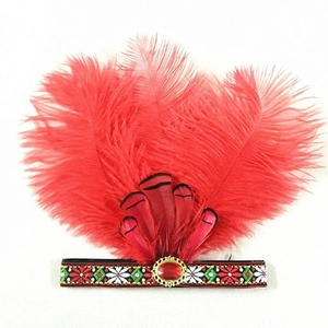 Détails du masque en plumes de paon rouges avec gemme et ruban ethnique brodé