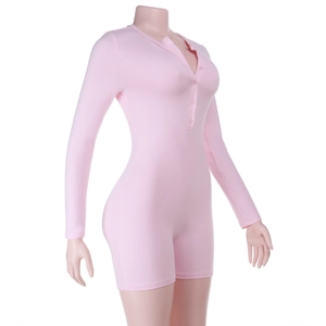 Détail du combishort rose à manches longues avec col en V et fermeture boutonnée ajustée