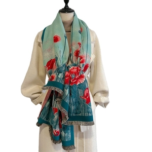 Blaugrüner Schal mit roten Mohnblumen, Fransen und elegantem Blumenmuster auf der Puppe