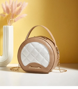 Détails d'un sac demi-lune matelassé avec bandoulière en chaîne dorée et logo
