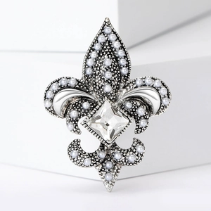 Broche ancre argentée vintage avec motif fleur de lys et perles blanches élégantes