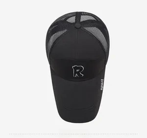 Vista dall'alto di un cappellino da baseball nero in mesh con ricamo R e tessuto traspirante