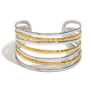 Bracelet jonc ouvert en acier inoxydable plaqué or 18K bicolore à lignes martelées