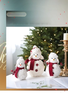 Ensemble de trois bonhommes de neige en peluche avec écharpes et bonnets tricotés