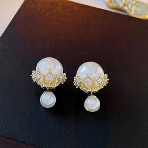 Elegant gold-plated crown earrings with white imitation pearls and sparkling zircons
