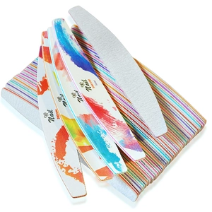 Détail de limes à ongles double face grain 100/180 avec motifs graffiti colorés