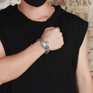 Vue détaillée du bracelet punk tête de lion en argent vintage pour hommes en acier