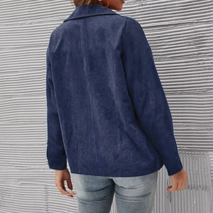Rückansicht einer dunkelblauen Cordjacke mit feiner Textur und zweireihigem Design