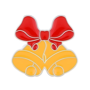 Détail de la broche cloches de Noël avec nœud rouge et finition en émail doré