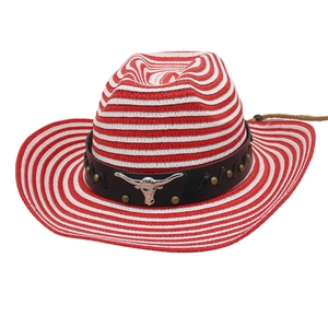 Détail du chapeau de cowboy en paille à rayures rouges et blanches avec tête de taureau