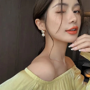 Elegant diamond-quilted gold hoop earrings with white pearl pendant for women