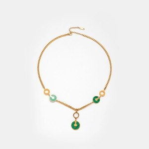 Dettaglio della collana dorata con tre ciondoli circolari con texture in malachite verde