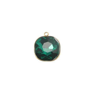 Détail d'un pendentif carré avec pierre de naissance verte et monture dorée polie