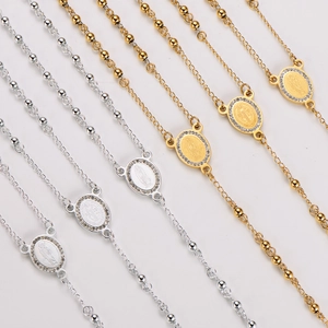 Collier avec pendentif religieux ovale en or et argent orné de pierres brillantes