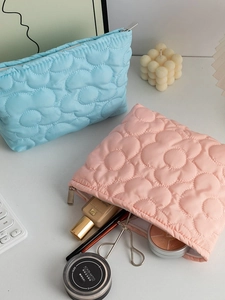 Borsa per trucco trapuntata a fiori in blu e rosa con grande capacità e chiusura a cerniera