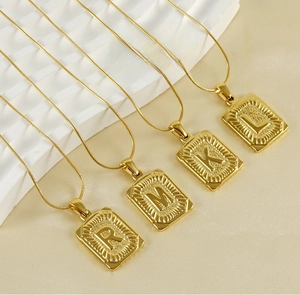 Détails de pendentifs carrés à lettres plaqués or 18 carats avec fines chaînes serpents