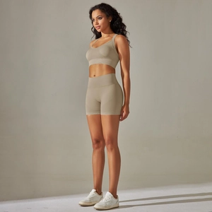 Détail d'un ensemble de yoga côtelé sans couture avec short taille haute et brassière sport