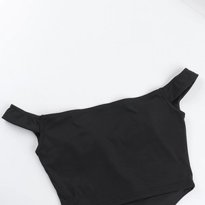 Détail du haut court noir à épaules dénudées montrant le tissu élastique et les coutures