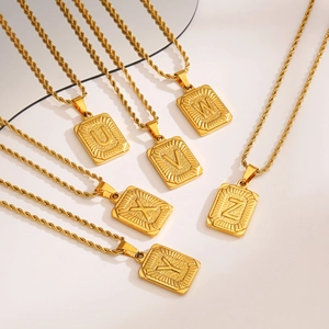 Colliers dorés en acier inoxydable avec pendentifs carrés à lettres de U à Z