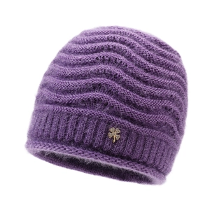 Berretto in maglia viola con orecchie di gatto e dettaglio quadrifoglio invernale