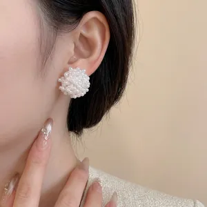 Elegante Perlen-Ohrstecker in floraler Cluster-Form im weißen Kugeldesign für Damen