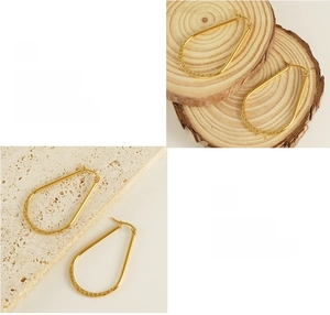 Détail de créoles gouttes plaquées or 18 carats avec motif à écailles texturées fines