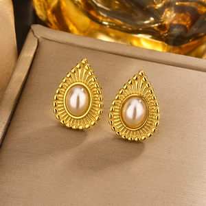 Vintage 18K gold-plated teardrop stud earring with central pearl and ribbed textures