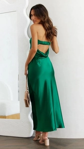 Dettaglio dell'abito elegante in raso verde smeraldo senza schienale con scollo a cappuccio