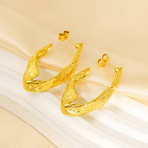 Vue détaillée des boucles d'oreilles irrégulières en U plaquées or 18 carats martelé