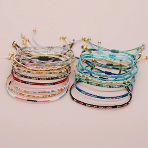 Set di braccialetti dell'amicizia boho fatti a mano con perline colorate in vari stili