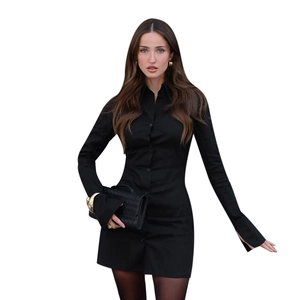 Robe chemise mini noire ajustée à manches longues avec taille marquée et boutons