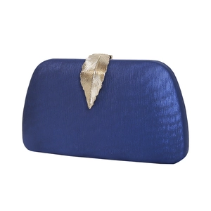 Pochette da sera blu reale con chiusura decorativa a foglia d'oro e texture setosa