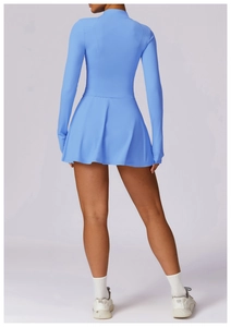 Détail de la robe de sport bleu clair avec coutures amincissantes et tissu respirant