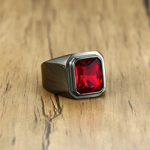 Gros plan d'une bague aigle pour homme en métal noir avec un grand zircon rouge rectangulaire