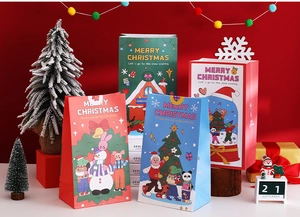 Détail de quatre sacs cadeaux de Noël colorés avec illustrations festives et rubans