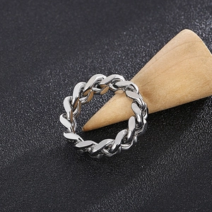Vista dettagliata di un anello a catena cubana minimalista in acciaio titanio argento.