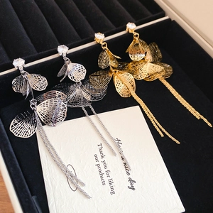 Boucles d'oreilles à pompons pétales ajourés avec zircon en or et argent sur coffret