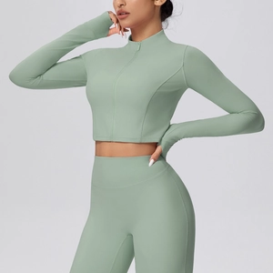 Detail der salbeigrünen Yoga-Jacke mit Daumenloch-Bündchen und schmaler Passform Design