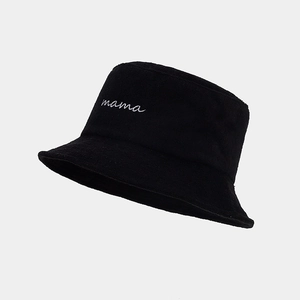 Dettaglio del ricamo bianco 'mama' su un cappello a secchiello nero in spugna da donna