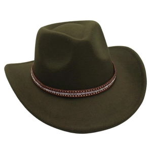 Dettaglio del cappello in feltro verde oliva con una fascia di strass in primo piano