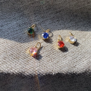 Pendentifs ronds en cristal coloré avec monture en acier inoxydable doré à quatre griffes