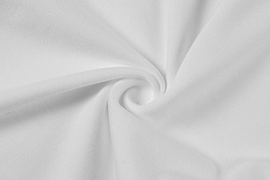 Vue macro détaillée montrant la texture douce et le tissage fin du tissu de robe d'été blanc