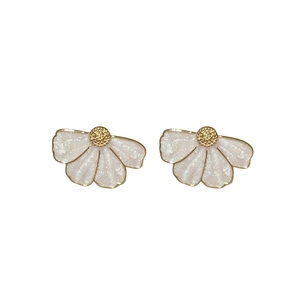 Boucles d'oreilles fleurs blanches élégantes avec placage or et détails perles nacrées