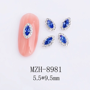 Dettaglio di strass marquise blu scuro con accenti bianchi su stampo per unghie rosa