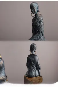 Détail d'une sculpture de femme africaine avec texture bronze vintage et créoles dorées