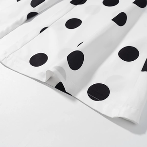 Gros plan détaillé du tissu blanc à pois noirs avec des coutures de finition de qualité