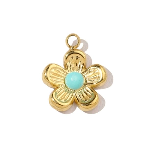Vue macro du pendentif fleur dorée en acier avec perle turquoise et pétales détaillés