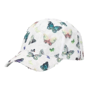 Detail der weißen Baseballkappe mit buntem Schmetterlingsdruck und Spitzen-Textur
